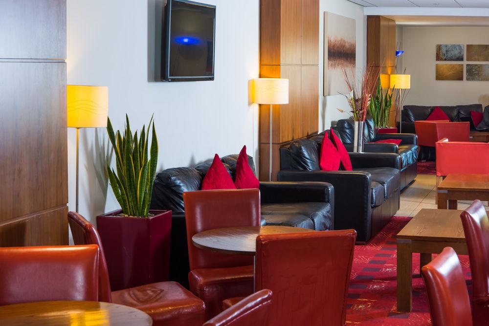 Holiday Inn Express Newport By Ihg Exterior foto