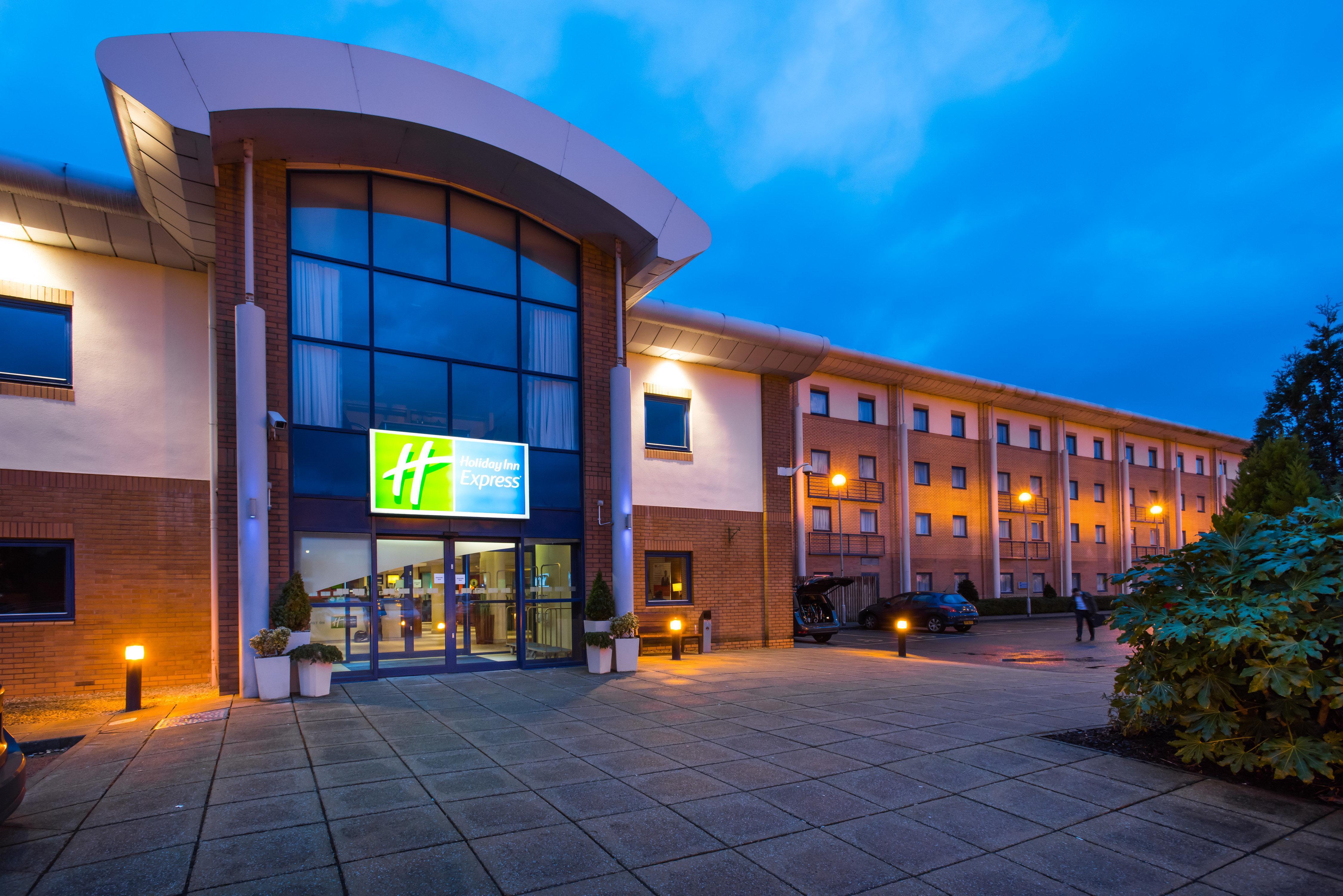 Holiday Inn Express Newport By Ihg Exterior foto