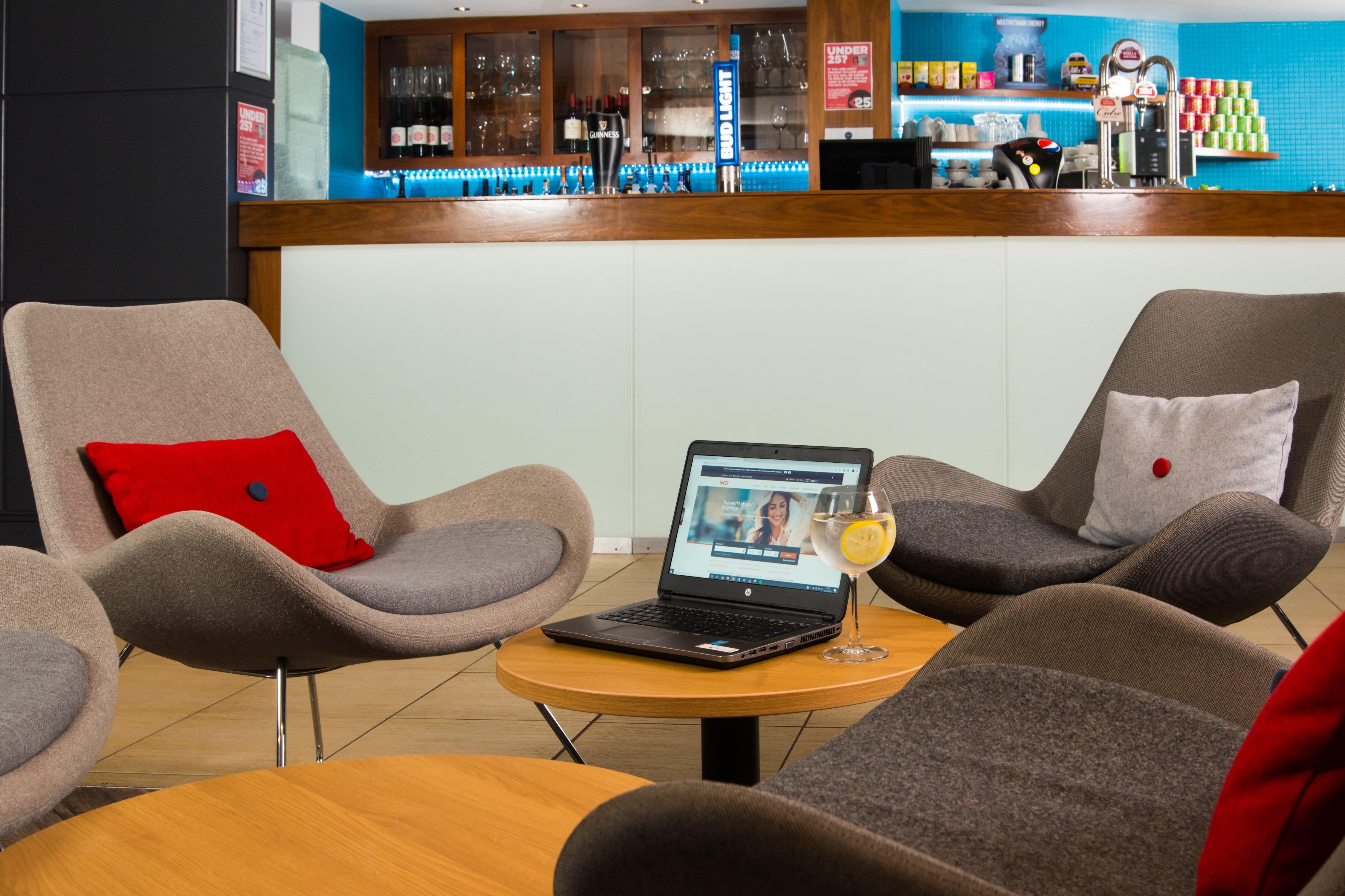 Holiday Inn Express Newport By Ihg Exterior foto