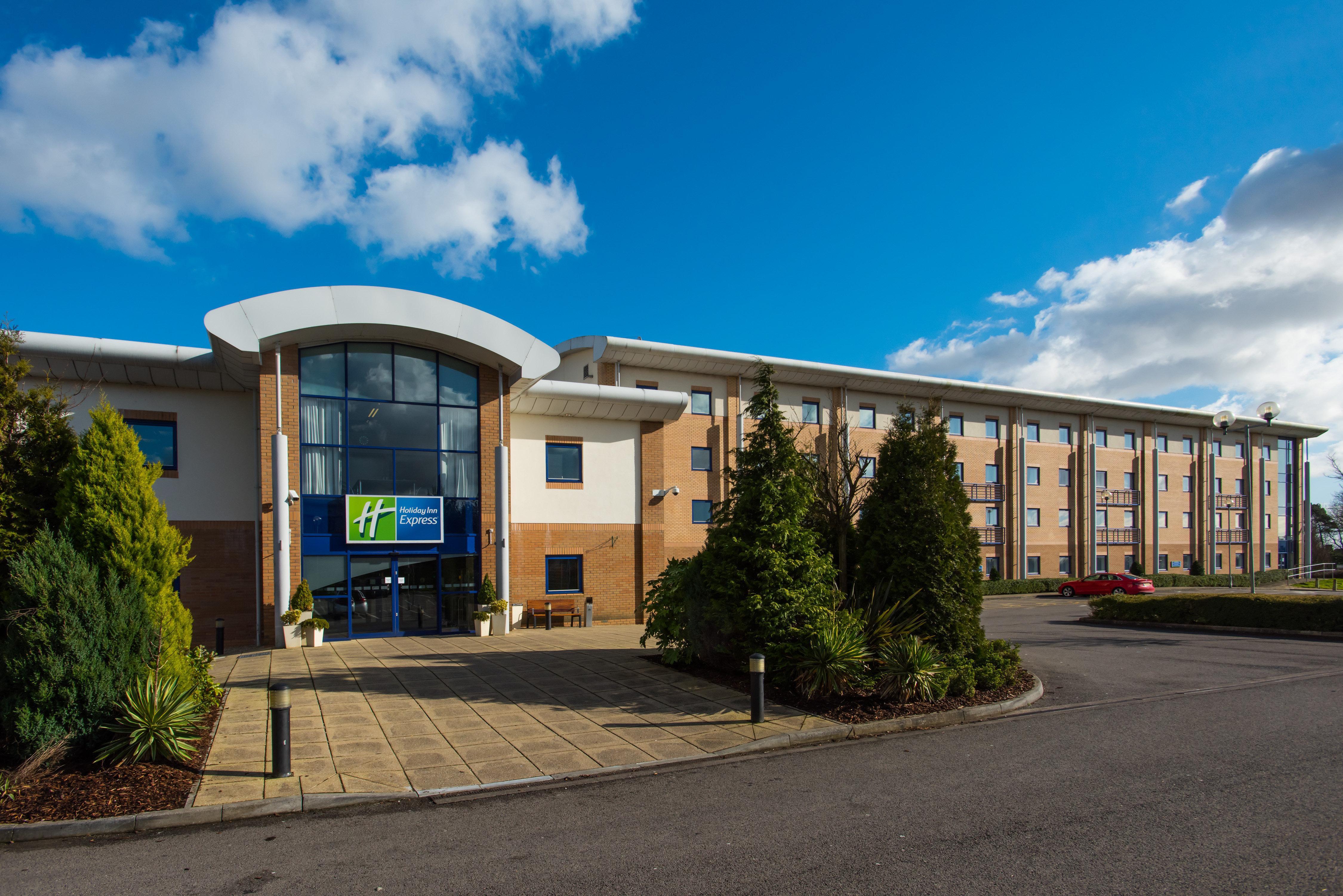 Holiday Inn Express Newport By Ihg Exterior foto