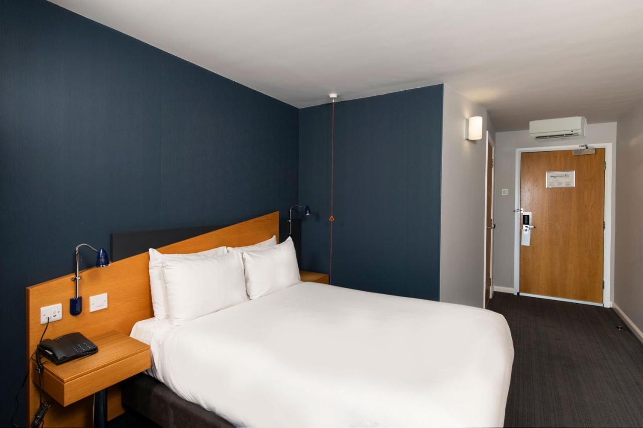 Holiday Inn Express Newport By Ihg Exterior foto