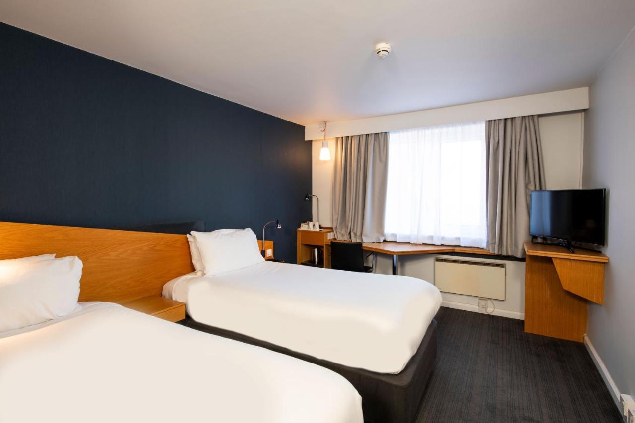 Holiday Inn Express Newport By Ihg Exterior foto