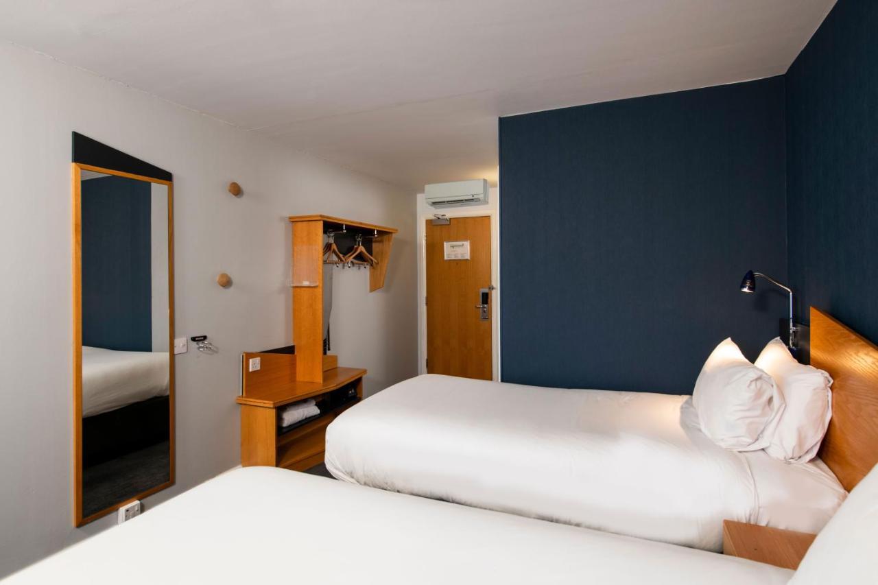 Holiday Inn Express Newport By Ihg Exterior foto