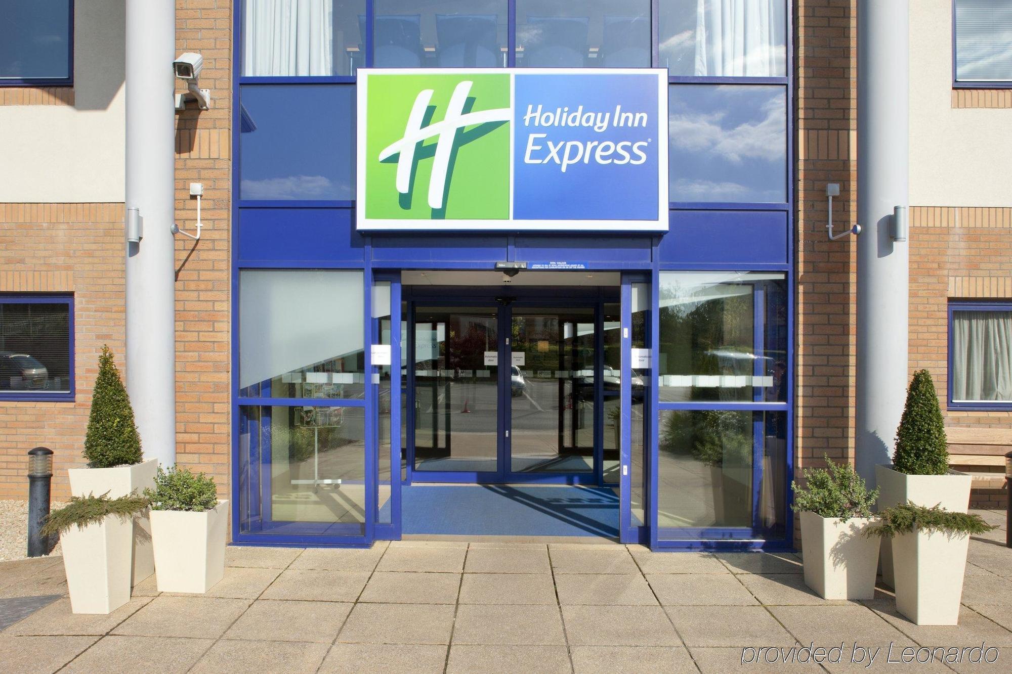 Holiday Inn Express Newport By Ihg Exterior foto