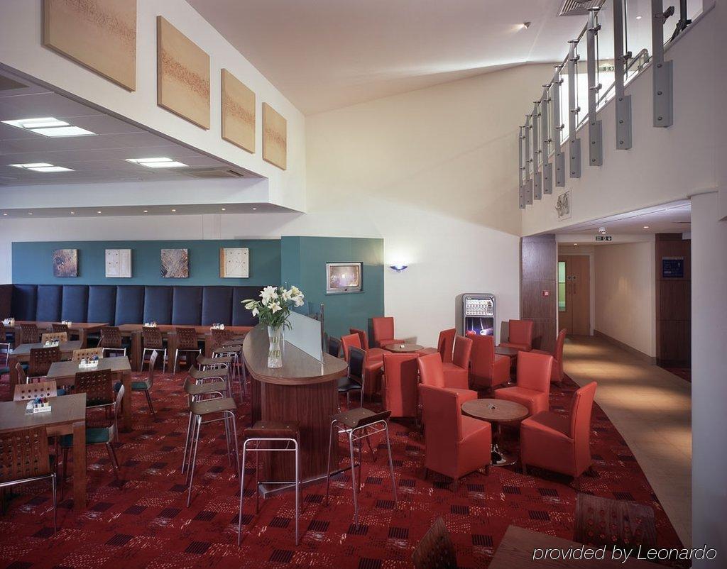 Holiday Inn Express Newport By Ihg Exterior foto
