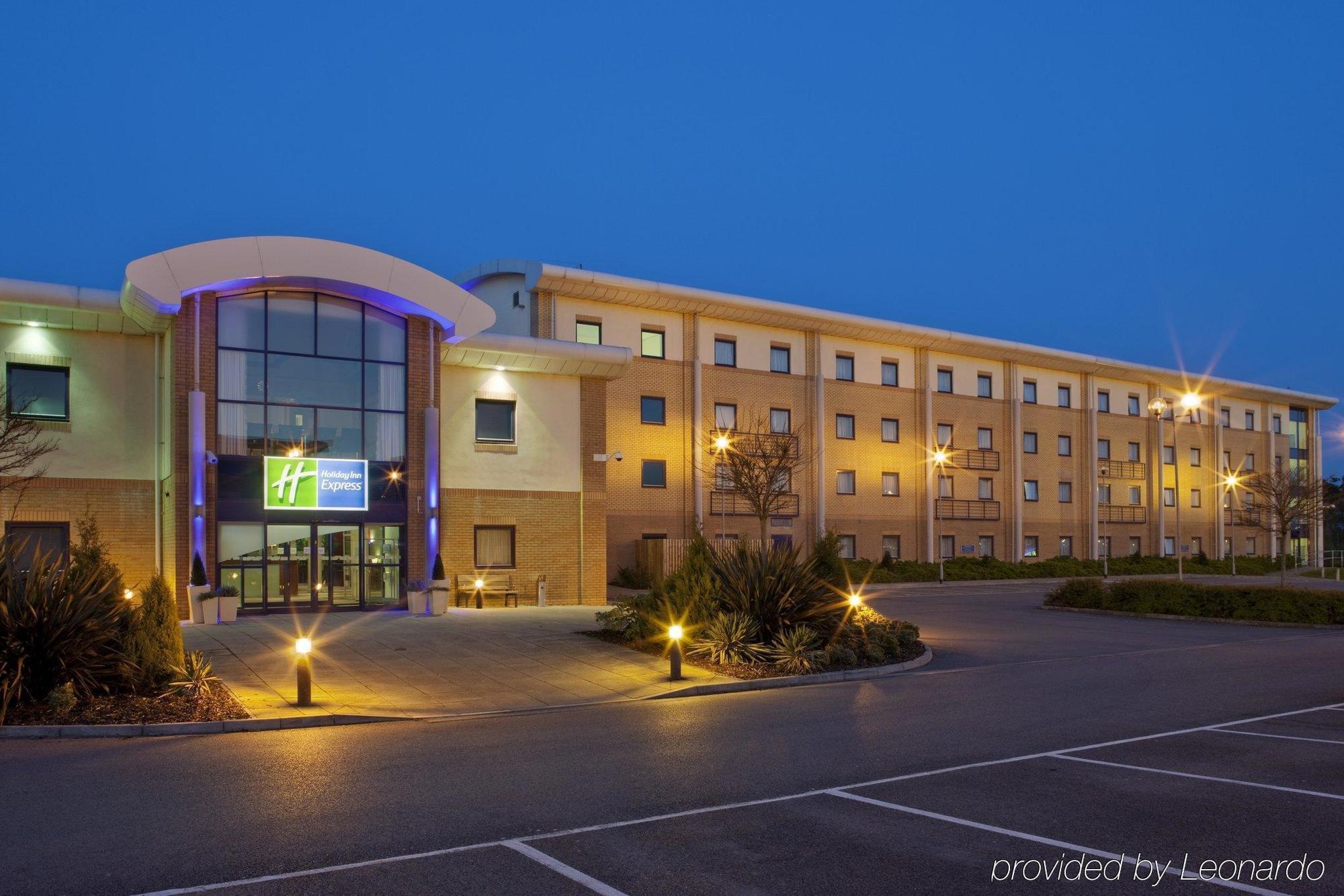 Holiday Inn Express Newport By Ihg Exterior foto