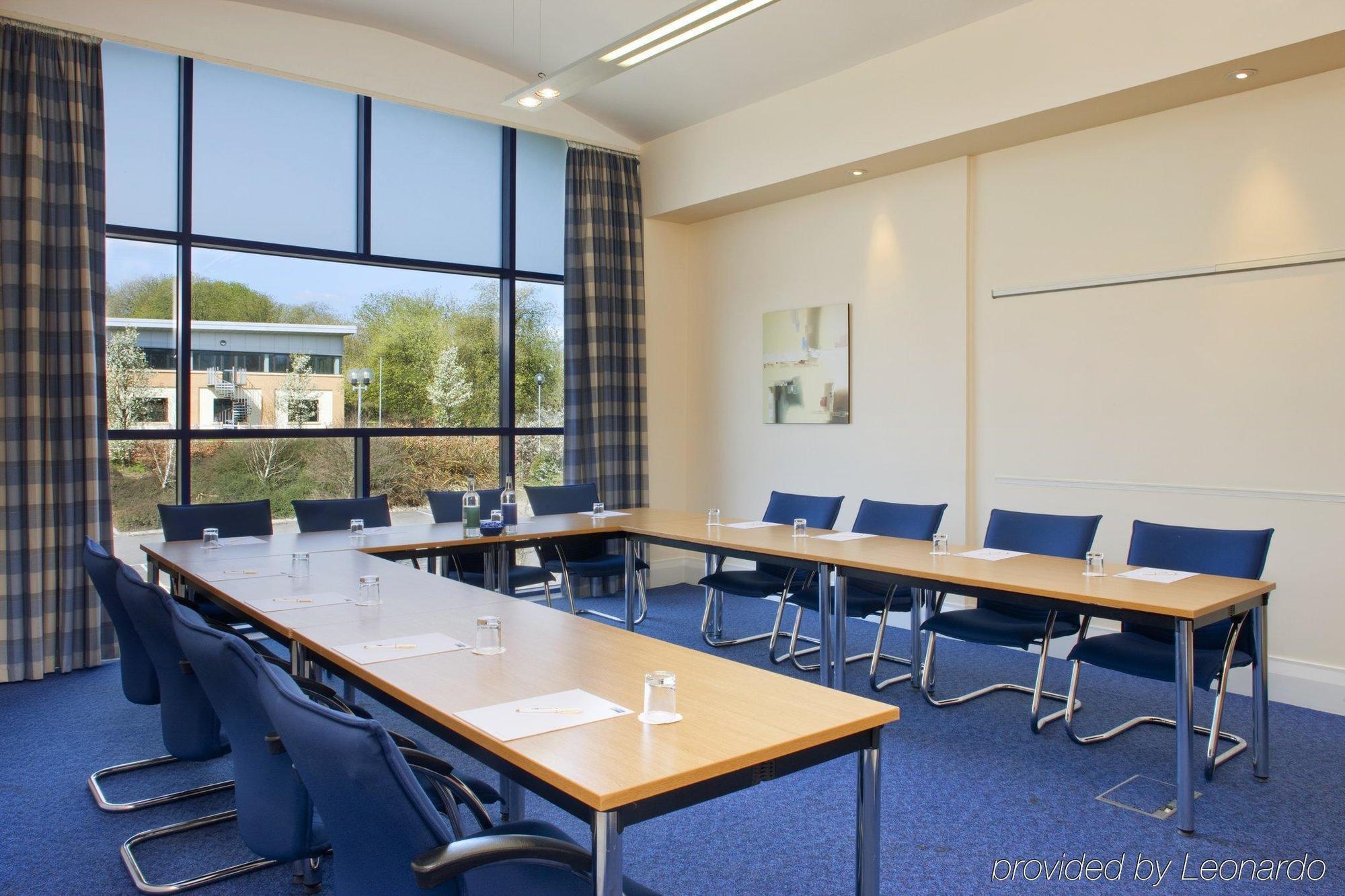 Holiday Inn Express Newport By Ihg Exterior foto