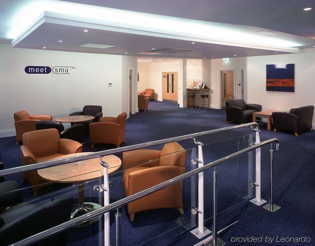 Holiday Inn Express Newport By Ihg Exterior foto