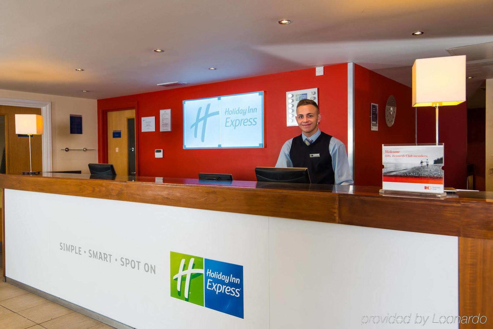 Holiday Inn Express Newport By Ihg Exterior foto