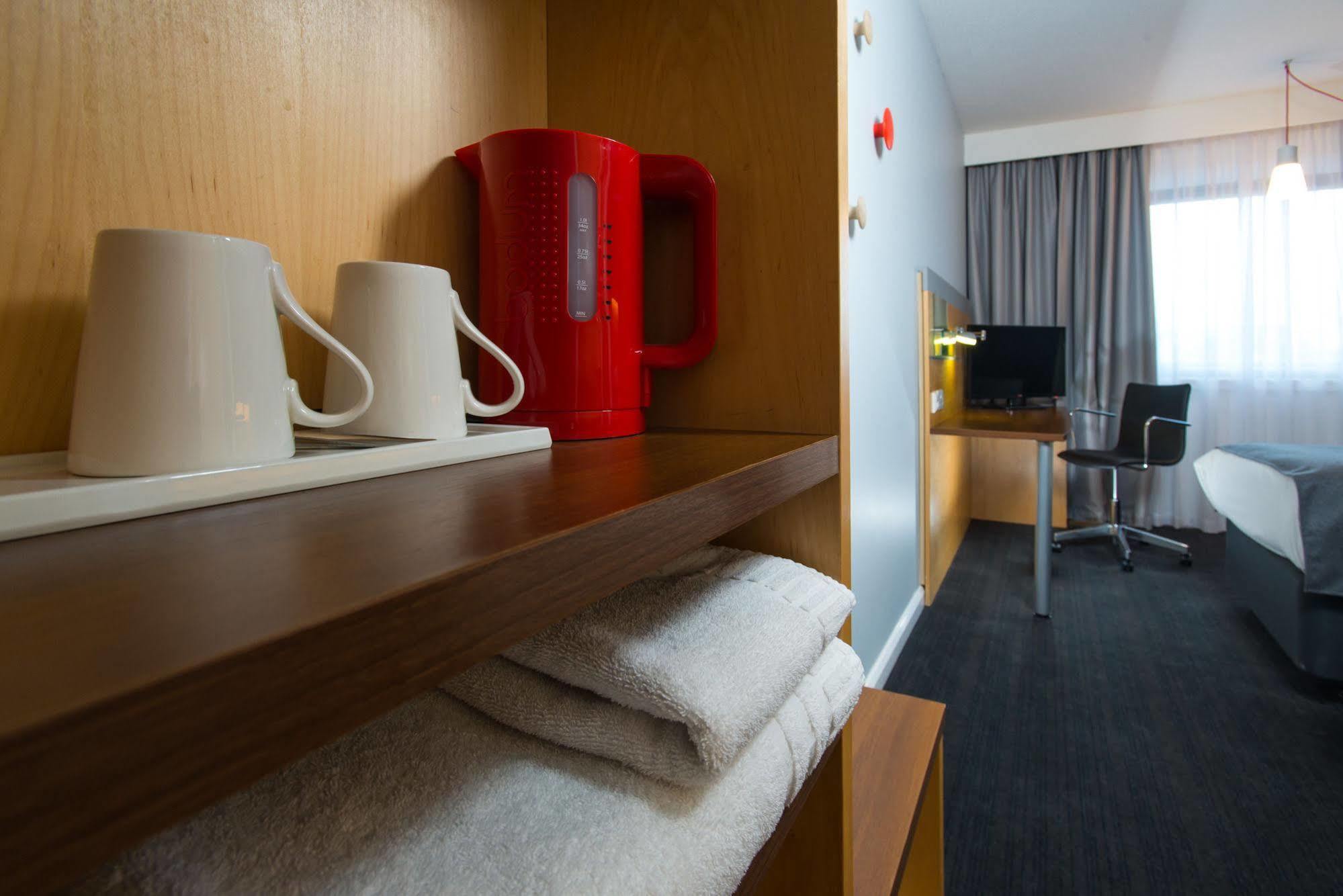 Holiday Inn Express Newport By Ihg Exterior foto
