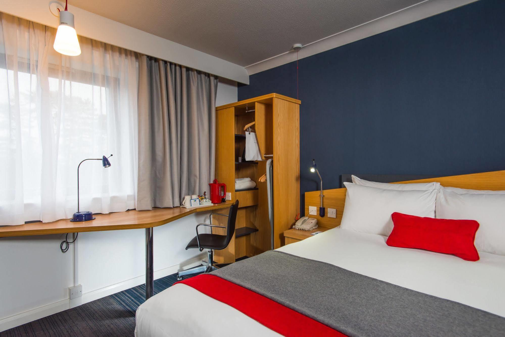 Holiday Inn Express Newport By Ihg Exterior foto