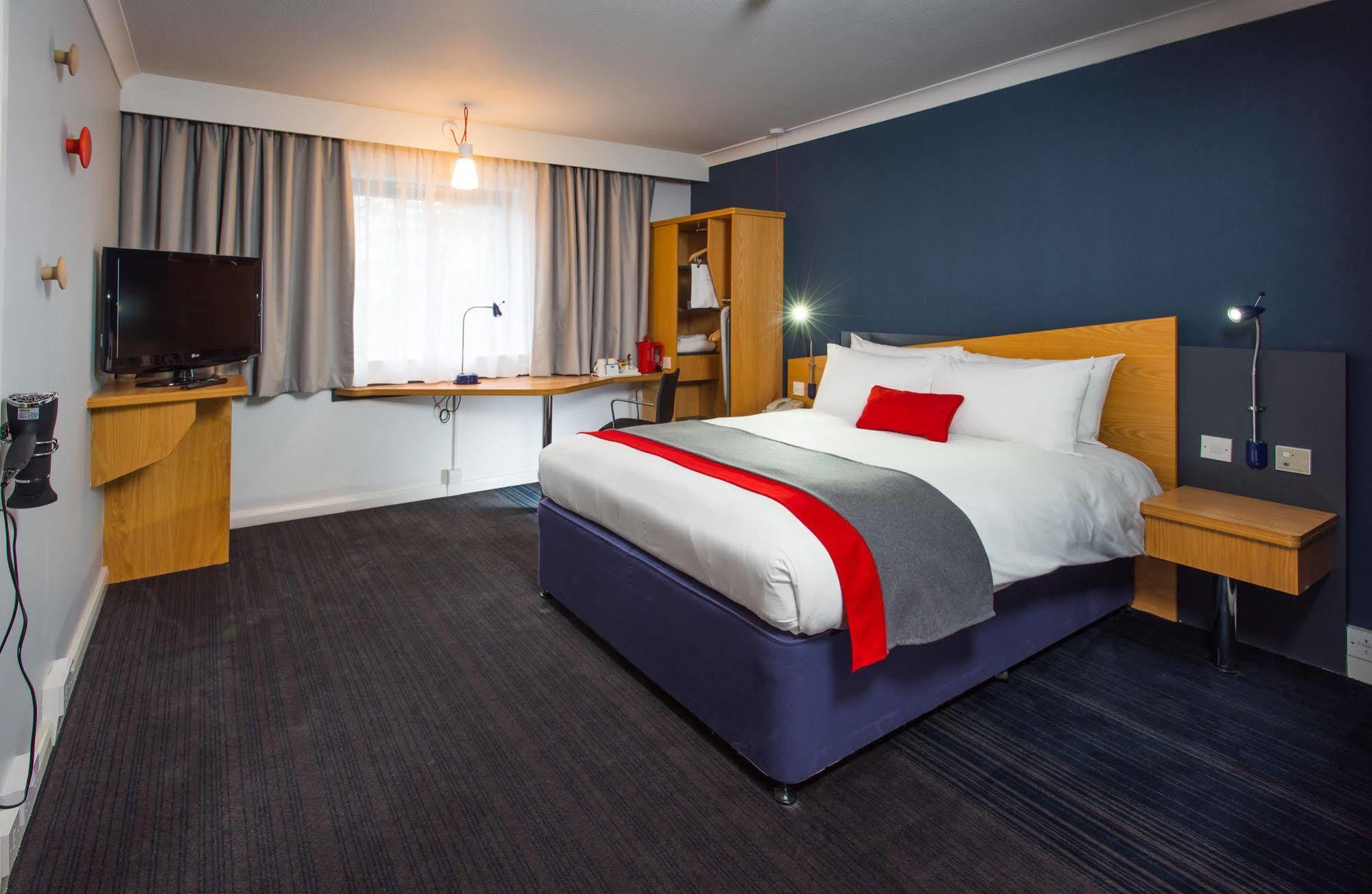 Holiday Inn Express Newport By Ihg Exterior foto