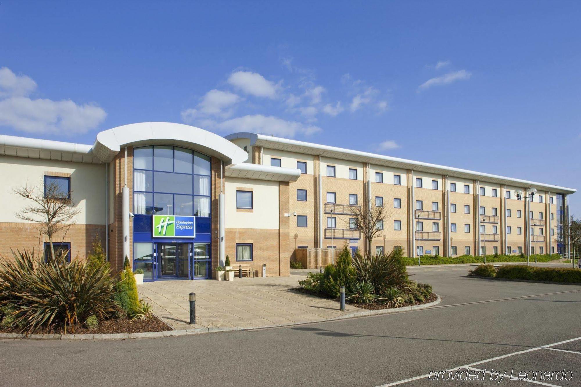Holiday Inn Express Newport By Ihg Exterior foto